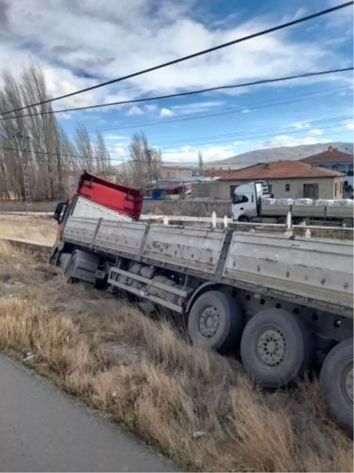 Tır Mezarlığa Girdi