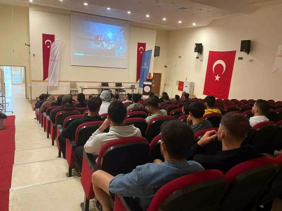 Üniversite Öğrencilerine Afet Farkındalık Eğitimi