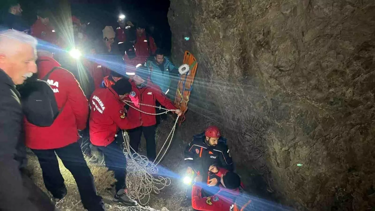 Hakkari’de Dağdan Düşme Kazası: 50 Yaşındaki Adam Hayatını Kaybetti