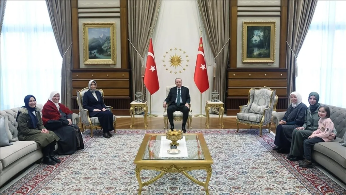 CumhurbaşkanıErdoğan, camilerin temizliğini yapan Sultan Bayat ve ailesini kabul etti