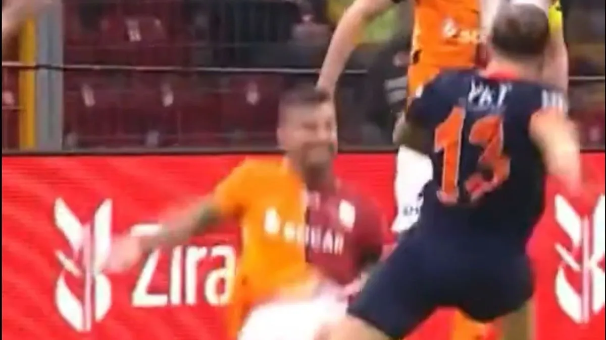 Galatasaray – Başakşehir maçında tartışma yaratan pozisyon! Oyuncular penaltı ve kırmızı kart bekledi