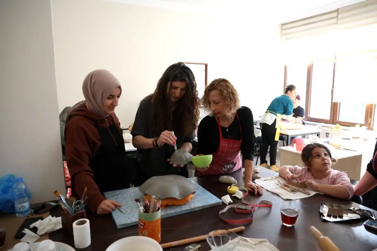 Kartepe’de Kadınlar Seramik Kursunda Yeteneklerini Geliştiriyor