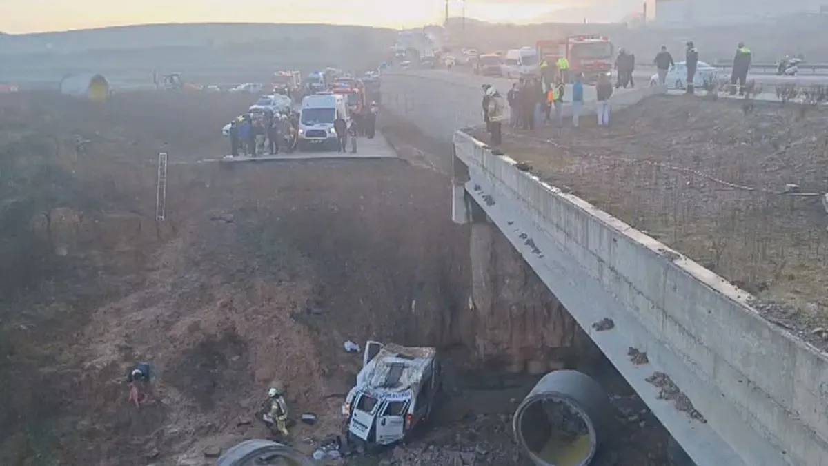 Son dakika: Tuzla’da servis şarampole devrildi! 1 ölü, 14 yaralı