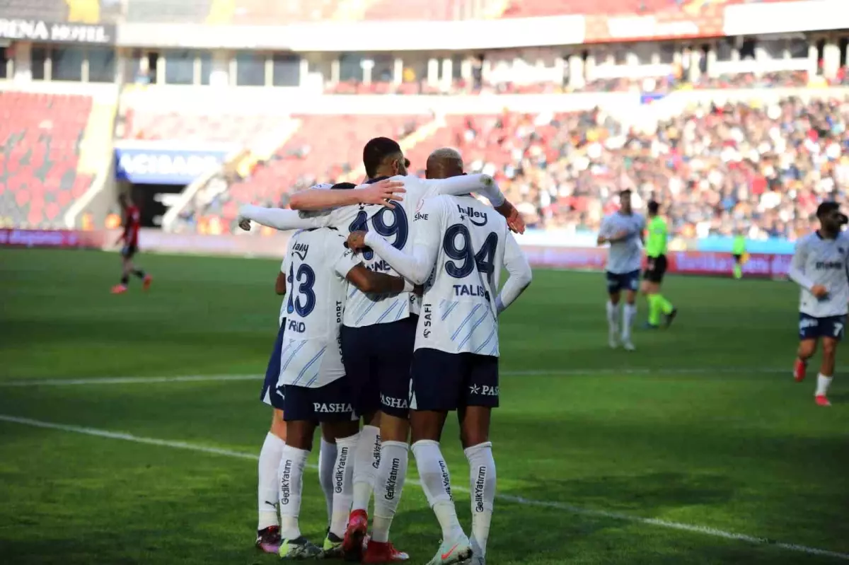 Fenerbahçe, Gaziantep’i İlk Yarıda 3-0 Geçti