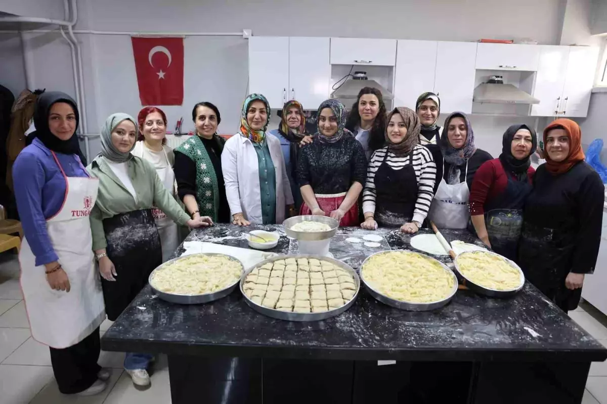 Elazığ’da Kadınlar Aşçılık Kursu ile Bayrama Hazırlanıyor